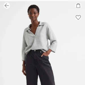 Grå tröja  - Säljer denna oanvända tröja då den inte passa mig! Helt slut i storleken på hemsidan.