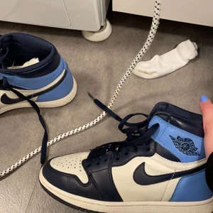 Jordan 1 High obsidians - Super bra skick med lite slitningar men inget man tänker på, skor a är äkta och de är väldigt lätt att bara från bilderna se de:) boxen har jag tyvärr slängt men som sagt man ser ju från bilderna❤️