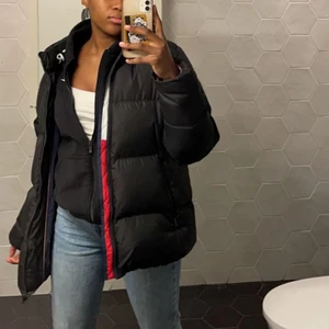 Vinter jacka ifrån Tommy hilfigher - Säljer denna vinter jacka ifrån Tommy Hilfiger, jättebra skick använd endast förra vintern! Org pris 2100 