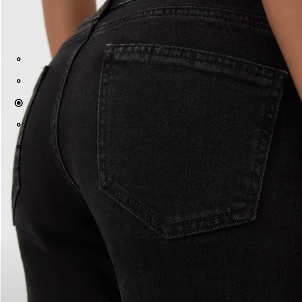 Lägger upp igen pga oseriösa köpare 💫 lågmidjade svarta jeans från str, slutsålda på Zalando 💕 storlek 36 men sitter mer som en 34! använda en gång, kmr aldrig till användning ⚡️ bara att fråga om fler bilder!. Jeans & Byxor.