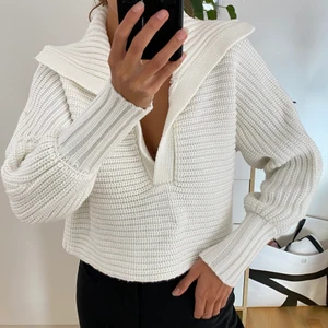 Stickad croppad tröja - Märke & storlek saknas men den passar mig som vanligtvis bär stl 36. 🥰 Supermysig med stor krage & långa ärmar. Säljer då jag har för mycket stickat😅