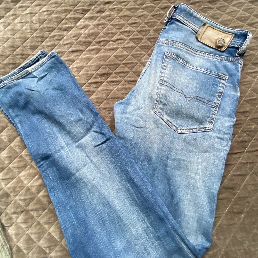 Säljer mina Lågmidjade diesel jeans. Sparsamt använda! Buda från 200kr🤍. Jeans & Byxor.