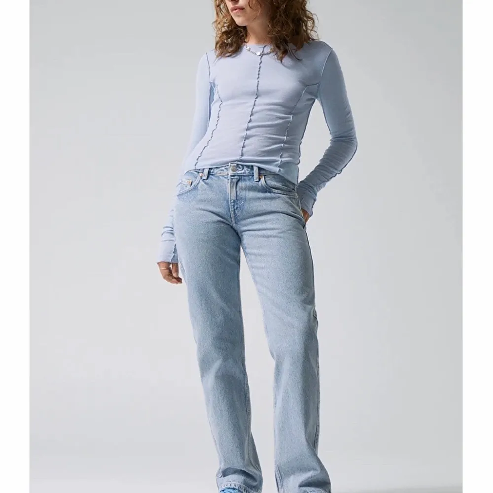 Säljer dessa Arrow low jeans från weekday, har tagit upp sömmen längst ner så de blir lite längre. Står inte för frakt!💕. Jeans & Byxor.