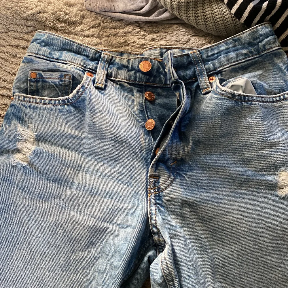 Dem är 90’s och mid Waits jätte fina jeans det är storlek 32 men känd som 24 orginal pris 400. Jeans & Byxor.