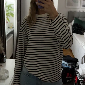 Randig tröja - Randig tröja ifrån ginatricot i storlek S. Använd ca 2 gånger.