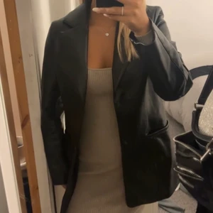 Kavaj  - En kavaj ifrån Weekday i storleken 36. Skicket är bra! Jätte fint och ha till klänningar