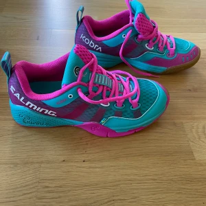 Salming Kobra 2 Indoor Shoes - Amazing Salming Kobra 2 shoes. I ordered from overseas but it came too small for me.  Although it appears as 24.5cm (UK 5.5, US 7.5) and 38 2/3, it would fit those wearing 36 - 36.5, maybe 37. (I usually wear 24cm at Asics) I can meet up in Stockholm  
