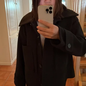 Kappahl kappa - Den populära och helt slutsålda kappahl kappan i svart. Detta är en intressekoll så säljs endast vid bra bud. 