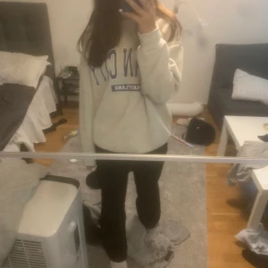 Grå sweatshirt  - Kontakta för fler bilder, frågor eller om du är intresserad 