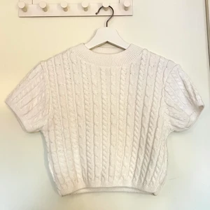 Vit stickad T-shirt  - Vit stickad kortärmad tröja. Aldrig använd, köparen står för frakten. Storlek 38 men är liten i storlek är som en xs/s❤️