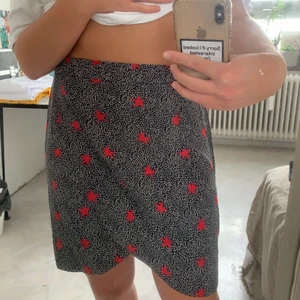 Kjol med stjärnor - Super söt kjol med röda stjärnor från & other stories i strl 40, skulle dock säga att den är lite liten i storleken så mer som en 38!