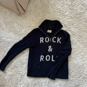 En mörkblå stickad tröja från Zadig&Voltaire - En jättefin mörkblå, stickad tröja med tryck från Zadig&Voltaire, väldigt passande nu till hösten/vintern då den är varm. Efter att ha använt tröjan ett flertal gånger har det blivit ganska noppig. Nypris: 1200 