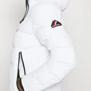 jacka  - Vinterjacka från superdry, i superfint skick!! Strl S och normal i storleken. Älskar den men tyvärr har den blivit lite liten för mig! Privata bilder kan fås vid önskan:) Pris kan diskuteras🥰