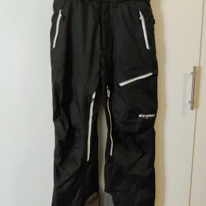 Skidbyxor  - Skidbyxor från Everest Lite utsvängda så de passar perfekt till pjäxorna Storlek 36