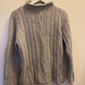 Stickad tröja  - En stickad tröja från gamla HM, väldigt bra skick. Storlek L men den passar mig som brukar ha M på liknande kläder😇