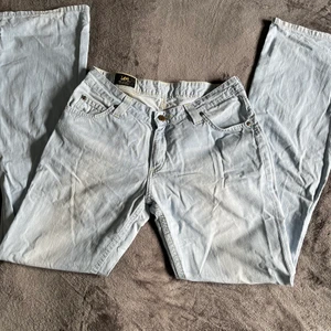 Lee Jeans 2000s - Säljer nu min mammas gamla fina jeans från Lee, fint begagnat skick, dock en liten defekt vid Lee märket då det blivit en liten avfärgning, inget som märks jätte mycket dock. Köparen står för frakt 🫶