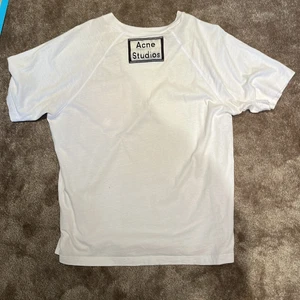 Acne studios vit T-shirt  - Införskaffad förra året, använd cirka 20 gånger och är i bra skick. Finns något märke på baksidan vilket syns på bild 3 därav lågt pris