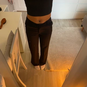 Svarta kostymbyxor  - Säljer dessa svarta kostymbyxor från Madlady.  Andvända ett fårtal gånger💕
