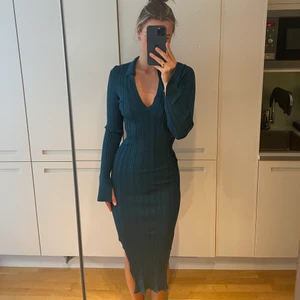 Klänning  - Klänning från Gina Tricot, i storlek M, jag har vanligtvis storlek S/M! 💙 Äncänd ett fåtal gånger!