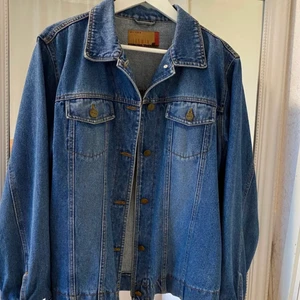 Jeansjacka - Jättesnygg vintage jeansjacka. Är i strl M/L och sitter overzized på någon som har strl S. Kommer inte till användning! Superfint skick. 
