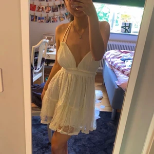 Vit klänning - Så fin klänning💕 bara använd för bilderna. Säljer direkt för 150kr + frakt🤍