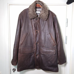 Vintage skinnkappa - Äldre jacka i äkta läder, skinn och ull. Rejäl och tung, storlek XXL. Fint skick🌿