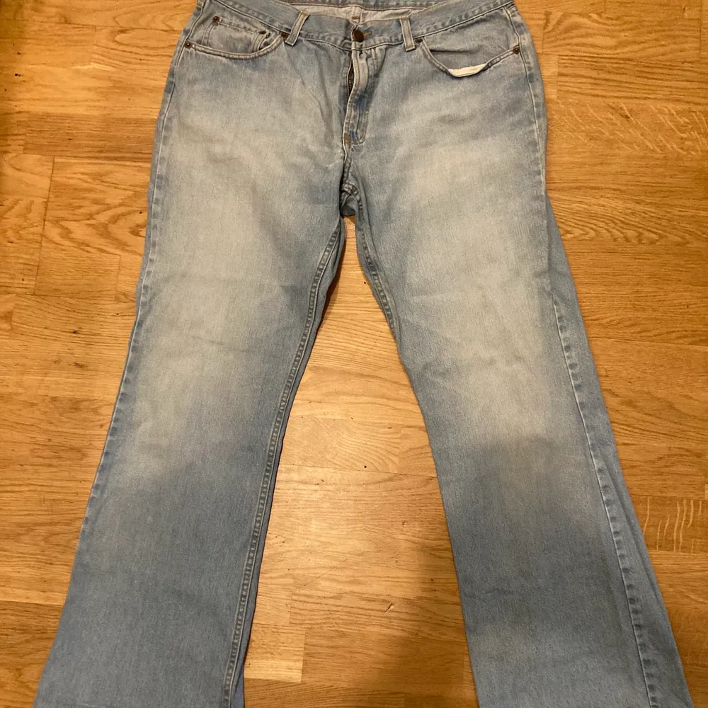 Snygga vintage jeans från John Pearson & son i bootcut modell. Är enligt mig ganska korta, skulle säga att dom passar L28. Super tåliga och rejäla jeans! Strl 38/34. Jeans & Byxor.