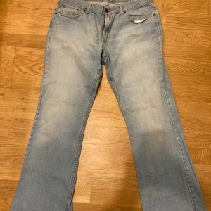 Vintage John Pearson & sons jeans bootcut - Snygga vintage jeans från John Pearson & son i bootcut modell. Är enligt mig ganska korta, skulle säga att dom passar L28. Super tåliga och rejäla jeans! Strl 38/34