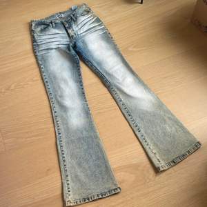 Stretchiga low rise jeans 