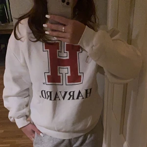 Vit Harvard tröja - Vit tröja med rött Harvard tryck från ginatricot. I nyskick, använt fåtal gånger. 150kr+frakt🤍