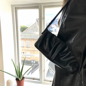 Shoulder bag / Svart axelväska - Säljer min fina lilla axelväska (köpt secondhand). Perfekt för fest eller vardags.