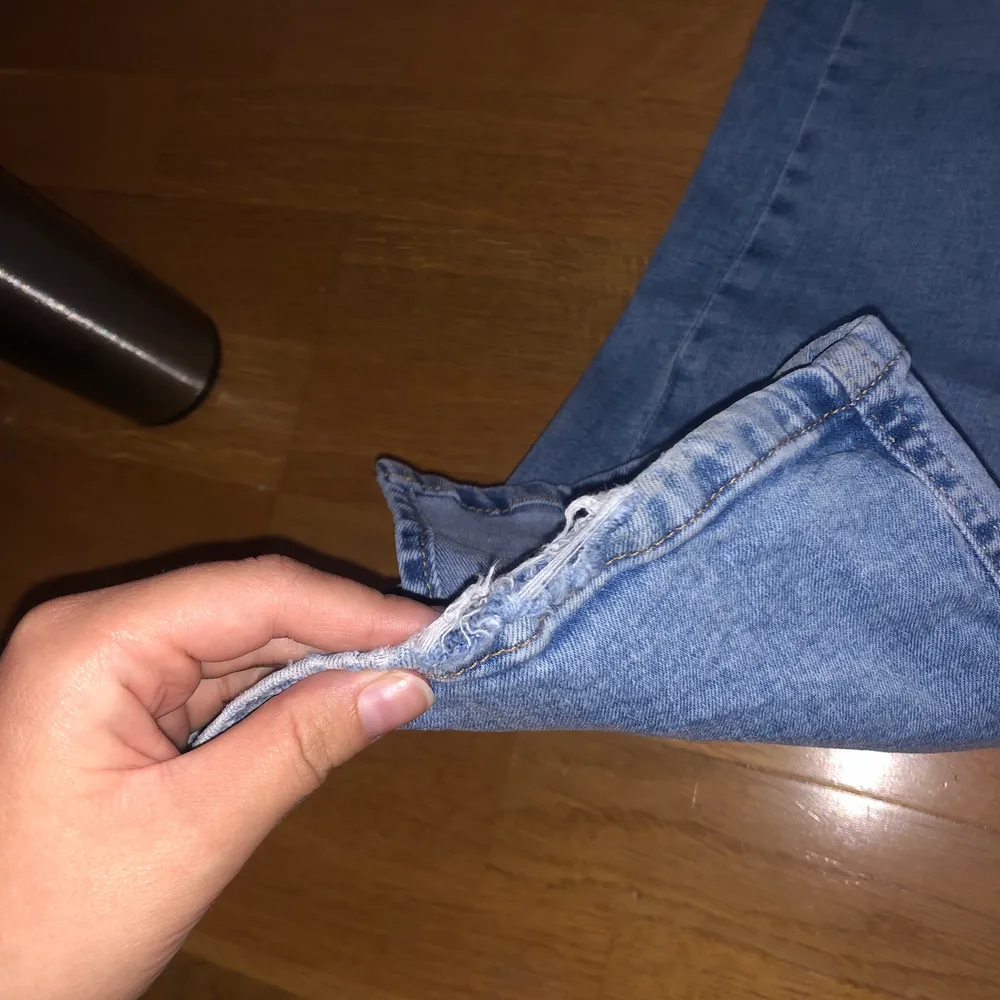 Dessa är ett par jeans med slits från Gina tricot storlek S! Jag säljer dessa eftersom de inte längre passar mig. Det är lite slitet längst ner på byxorna eftersom de varit lite långa på mig, se bild tre. Pris kan diskuteras. Glömt att ta bild på det men det finns ett litet hål vid bakfickan, kan skicka bild om ni är intresserade . Jeans & Byxor.