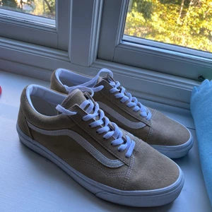 Vans old skool 42,5 - I princip nya, använda max 5 gånger. Materialet är typ lite mocka-aktigt. Beige/gul färg typ Priset kan diskuteras