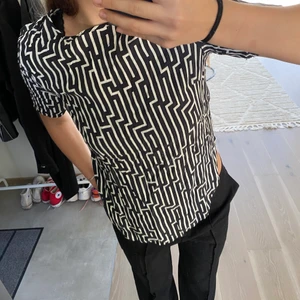 Blus - Blus från GP&J baker x HM✨ Så fin men sälj då den tyvärr inte kommer till användning 💕 Står storlek 40 på plagget men jag skulle säga att den är liten i storleken🫶🏼