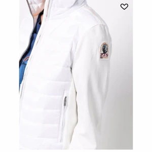 Vit parajumper strl S - Säljer min vita parajumper som jag knappt har använt, jackan är i fint skick och äkta.