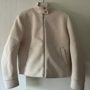 COS boxy jacket - INTRESSEKOLL på min beiga favvo jacka från COS. Vill sälja då den är snäppet för stor för mig. Strl M, ger en oversized look. I nyskick, inga defekter. (posted 17/09/22)
