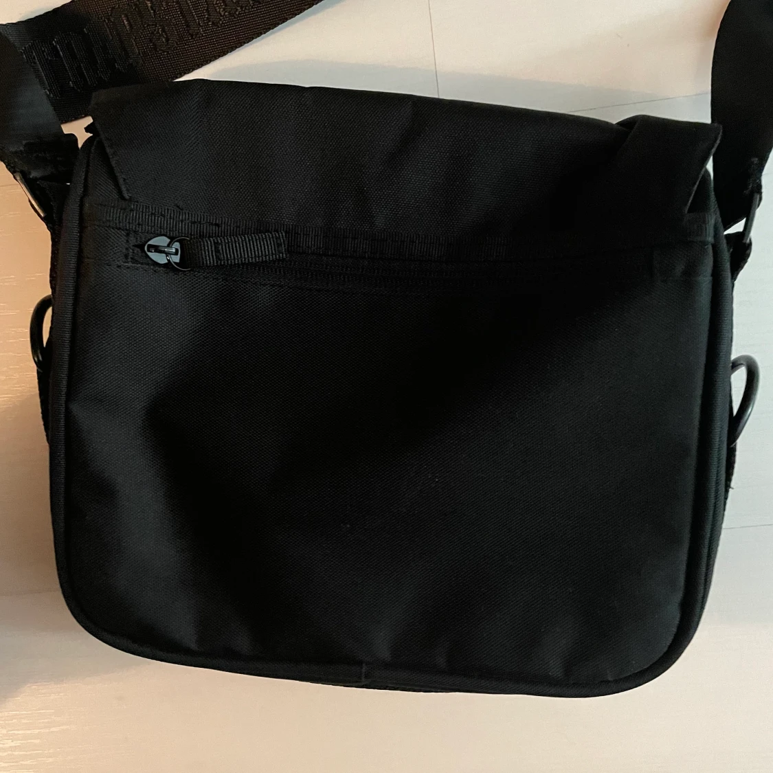 Trapstar väska. Kommer helt ny som man kan se på bilden. Aldrig användit Råkade beställa två stycken.  - 91