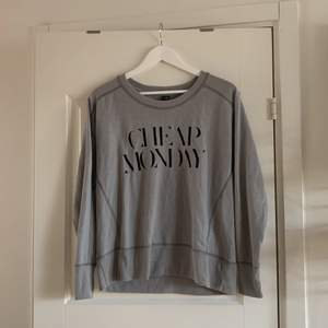 Fin grå sweatshirt från Cheap Monday! Knappt använd så i superfint skick! Trycket är broderat och inte vanligt ”tryck”. 