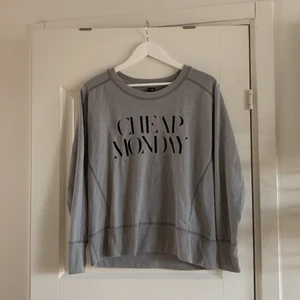 Cheap Monday sweatshirt i storlek M! - Fin grå sweatshirt från Cheap Monday! Knappt använd så i superfint skick! Trycket är broderat och inte vanligt ”tryck”. 