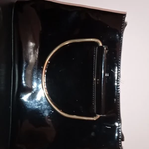 Svart faith väska  - Den är fin men litte Sliten, jag köpte den på en lopis btw!! (Orginal pris cirka 200kr) 