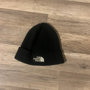 North face mössa  - Säljer min north face mössa den jag inte kommer använda den lägre. Köptes sen förra vinter och är i bra skick.