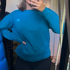 Sweatshirt - Snygg acnetröja i jättefint skick förutom ett jättelitet hål på vänster arm som inte syns på håll. Unisex storlek