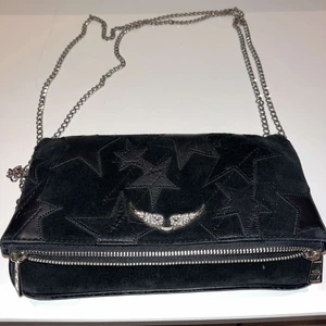 Zadig väska  - Trendig Zadig väska som är använd men i fint skick. Inköpt för 3600kr. 