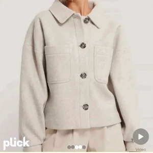 Kort kappa - INTRESSEKOLL! Kanske sälja ! denna fina kappa från nakd 💞💞perfekt nu till hösten ! Väldigt bra skick ! hör av er vid frågor !