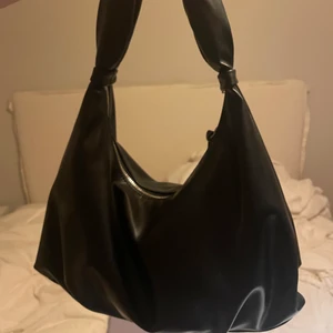 Väska - En väska som rymmer massa, får plats med min dator