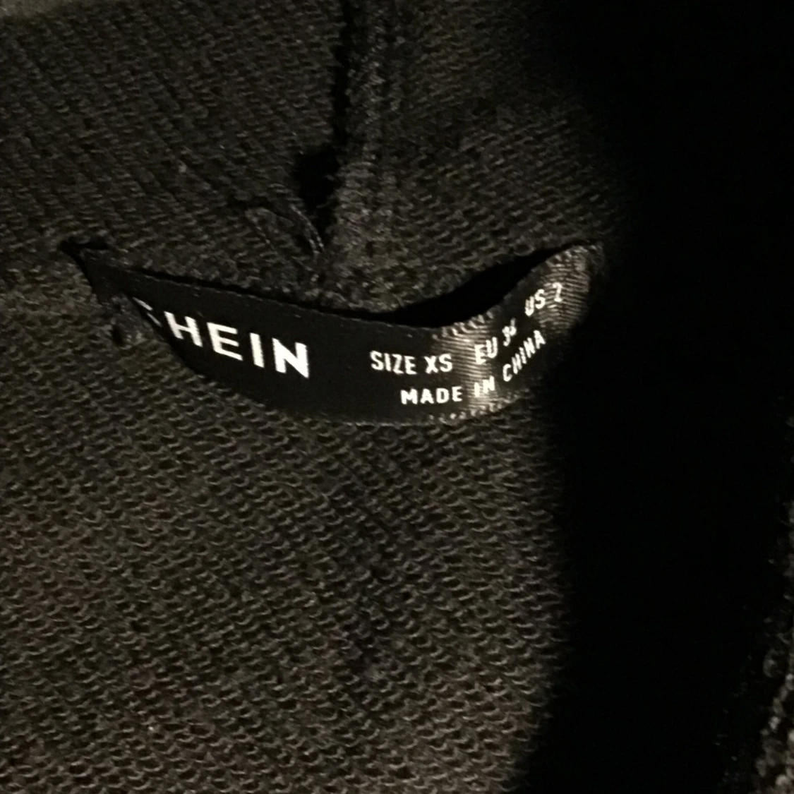 Svart hoodie med tryck på ryggen - 91