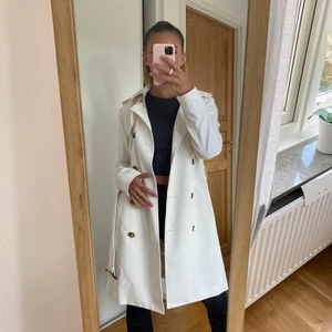 Oanvänd beige kappa från H&M  - Säljer en oanvänd kappa från H&M i storlek XS, men skulle mer beskriva den som en S🤗