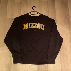 Vintage Nike sweetshirt  - Säljer denna magiska sällsynta  Nike vintage sweetshirt. Som  är i super bra skick Inge hål eller defekter alls! Storlek small /Medium 