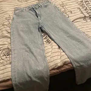 Säljer dessa högmidjade jeans från Monki i storlek 29.Säljs pga att de är för stora för mig. Köptes i början av sommaren o har inte använts ofta.Innerbenslängden är 78 cm, höfterna är runt 90 cm och midjemått är ca 88 cm. Vill helst mötas upp o tar swish.