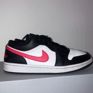Jordan 1 low siren red - Nypris:1499kr Skick:8/10 100%äkta! Kom med bud!